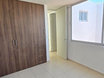 Venta de casa con recamara en planta baja en La Vida, Corregidora