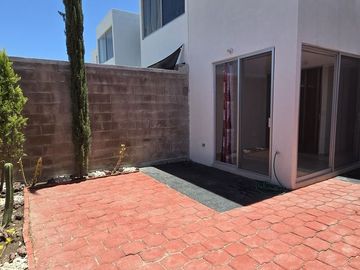 Venta de casa con recamara en planta baja en La Vida, Corregidora