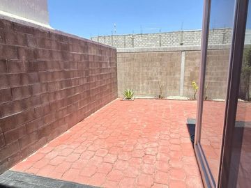 Venta de casa con recamara en planta baja en La Vida, Corregidora
