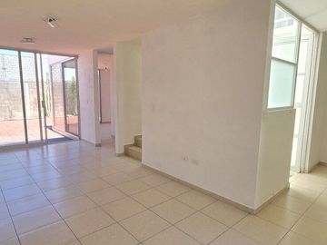 Venta de casa con recamara en planta baja en La Vida, Corregidora