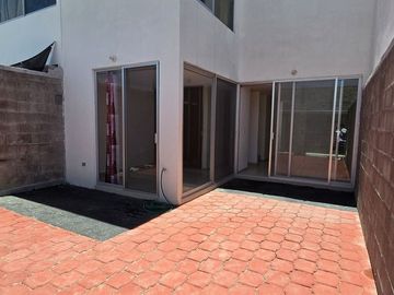 Venta de casa con recamara en planta baja en La Vida, Corregidora