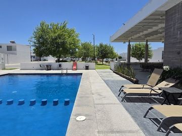 Venta de casa con recamara en planta baja en La Vida, Corregidora