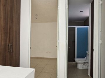 Venta de casa con recamara en planta baja en La Vida, Corregidora