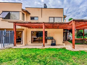Casa en Venta en Cam. El Alba / Bulnes Correa - Estupenda y Cómoda Casa Remodelada