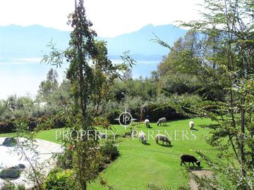 Amplia casa en Pucón  rústico-moderna con vista insuperable al lago