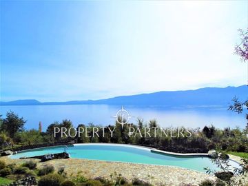 Amplia casa en Pucón  rústico-moderna con vista insuperable al lago