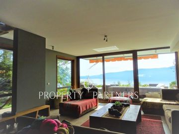 Amplia casa en Pucón  rústico-moderna con vista insuperable al lago