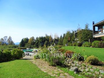 Amplia casa en Pucón  rústico-moderna con vista insuperable al lago