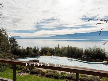 Amplia casa en Pucón  rústico-moderna con vista insuperable al lago