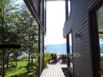 Amplia casa en Pucón  rústico-moderna con vista insuperable al lago