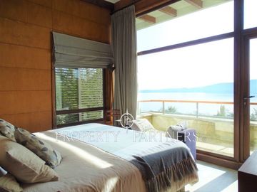 Amplia casa en Pucón  rústico-moderna con vista insuperable al lago