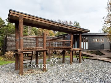 Amplia casa en Pucón  rústico-moderna con vista insuperable al lago
