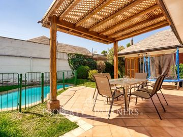 Venta de Gran casa en La Reina, cercana al colegio Andree