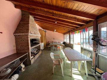 Amplia casa a la Venta en Sarandi