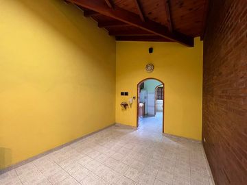 Amplia casa a la Venta en Sarandi