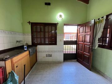 Amplia casa a la Venta en Sarandi