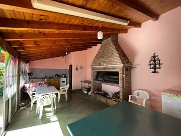 Amplia casa a la Venta en Sarandi