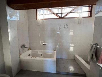 Amplia casa a la Venta en Sarandi