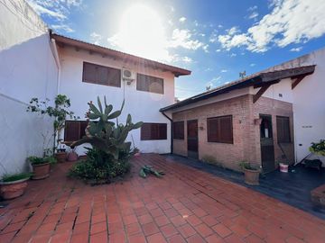 Amplia casa a la Venta en Sarandi
