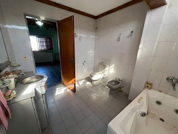 Amplia casa a la Venta en Sarandi