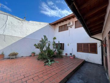 Amplia casa a la Venta en Sarandi
