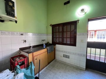 Amplia casa a la Venta en Sarandi