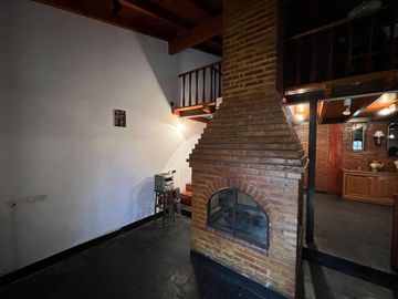 Amplia casa a la Venta en Sarandi
