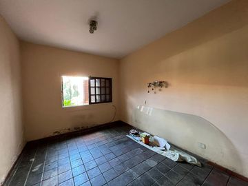 Amplia casa a la Venta en Sarandi
