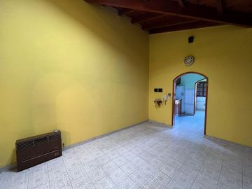 Amplia casa a la Venta en Sarandi