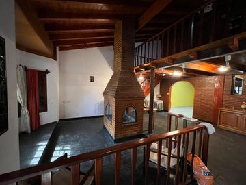 Amplia casa a la Venta en Sarandi