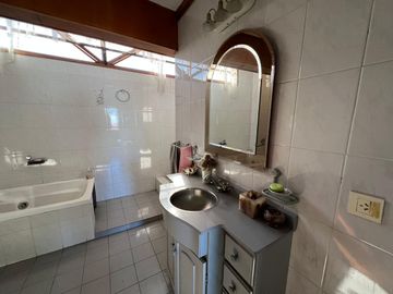 Amplia casa a la Venta en Sarandi