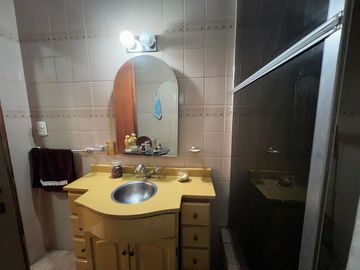 Amplia casa a la Venta en Sarandi