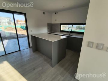 VENTA- LUMINOSA CASA A ESTRENAR - SANTA LUCIA-PILAR DEL ESTE