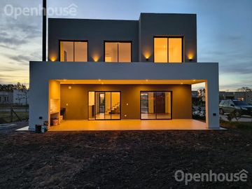 VENTA- LUMINOSA CASA A ESTRENAR - SANTA LUCIA-PILAR DEL ESTE