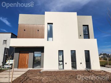 VENTA- LUMINOSA CASA A ESTRENAR - SANTA LUCIA-PILAR DEL ESTE