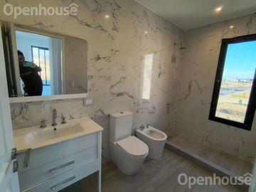 VENTA- LUMINOSA CASA A ESTRENAR - SANTA LUCIA-PILAR DEL ESTE
