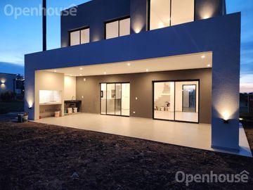 VENTA- LUMINOSA CASA A ESTRENAR - SANTA LUCIA-PILAR DEL ESTE