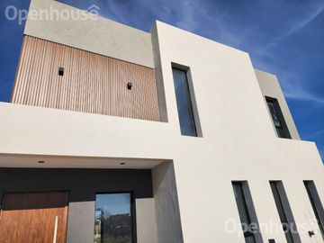 VENTA- LUMINOSA CASA A ESTRENAR - SANTA LUCIA-PILAR DEL ESTE