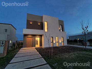 VENTA- LUMINOSA CASA A ESTRENAR - SANTA LUCIA-PILAR DEL ESTE