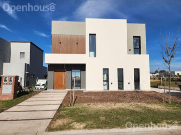 VENTA- LUMINOSA CASA A ESTRENAR - SANTA LUCIA-PILAR DEL ESTE
