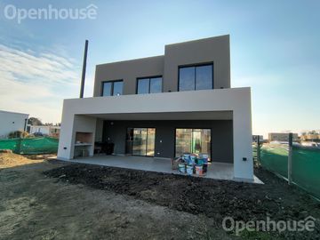 VENTA- LUMINOSA CASA A ESTRENAR - SANTA LUCIA-PILAR DEL ESTE