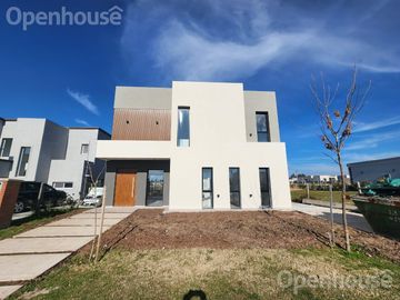 VENTA- LUMINOSA CASA A ESTRENAR - SANTA LUCIA-PILAR DEL ESTE