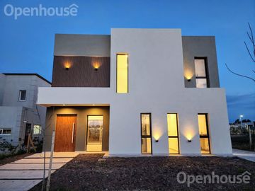 VENTA- LUMINOSA CASA A ESTRENAR - SANTA LUCIA-PILAR DEL ESTE