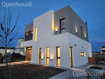 VENTA- LUMINOSA CASA A ESTRENAR - SANTA LUCIA-PILAR DEL ESTE