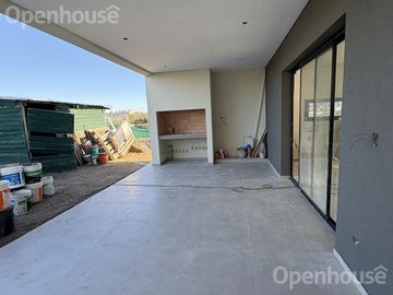 VENTA- LUMINOSA CASA A ESTRENAR - SANTA LUCIA-PILAR DEL ESTE