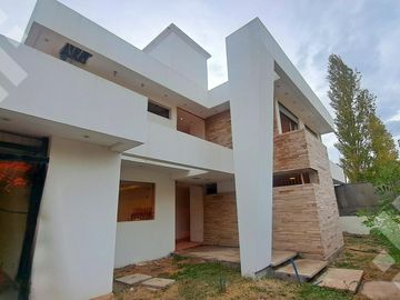 VENTA CASA  4 DORM Bº RESIDENCIAL ABIERTO, CIPOLLETTI