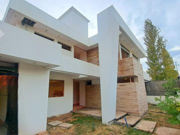 VENTA CASA  4 DORM Bº RESIDENCIAL ABIERTO, CIPOLLETTI