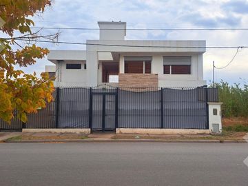 VENTA CASA  4 DORM Bº RESIDENCIAL ABIERTO, CIPOLLETTI