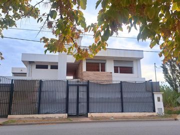 VENTA CASA  4 DORM Bº RESIDENCIAL ABIERTO, CIPOLLETTI
