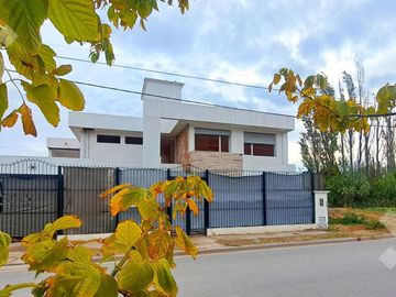VENTA CASA  4 DORM Bº RESIDENCIAL ABIERTO, CIPOLLETTI